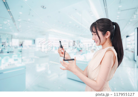 化粧品を購入する若い女性 117955127