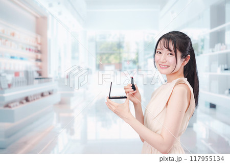 化粧品を購入する若い女性 117955134