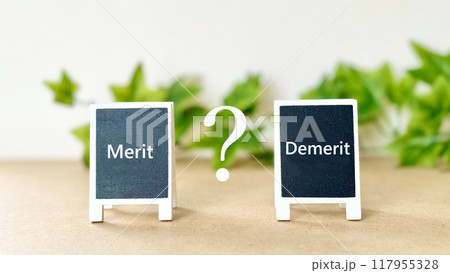 看板2つにMeritとDemeritの文字とクエスチョンマークと植物_オフホワイト色背景 看板2つにMeritとDemeritの文字とクエスチョンマークと植物_オフホワイト色背景 117955328