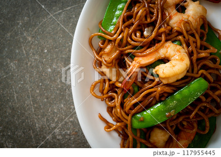 stir-fried yakisoba noodles with green peas and shrimps 117955445