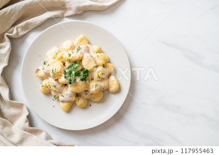 Gnocchi with mushroom cream sauce and cheese 117955463