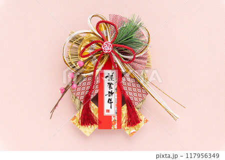 謹賀新年のしめ飾り｜ピンク背景 117956349