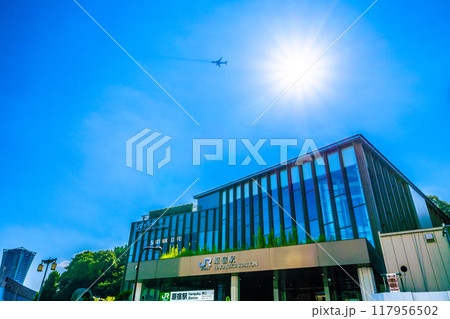 日本の東京都市景観 航空機…インバウンド続く…外国人観光客らで賑わう原宿駅前＝8月3日 117956502