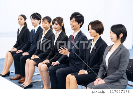 就職活動で面接を受けるビジネスマン 117957178