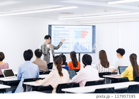 セミナーを受ける若い男女 117957195