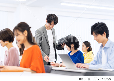 セミナーを受ける若い男女 セミナーを受ける若い男女 117957209