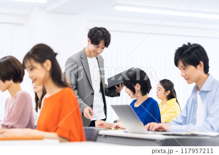 セミナーを受ける若い男女 セミナーを受ける若い男女 117957211