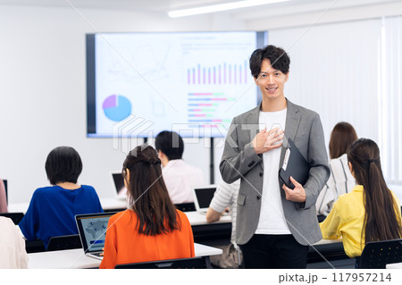 セミナーを受ける若い男女 セミナーを受ける若い男女 117957214