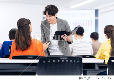 セミナーを受ける若い男女 117957215