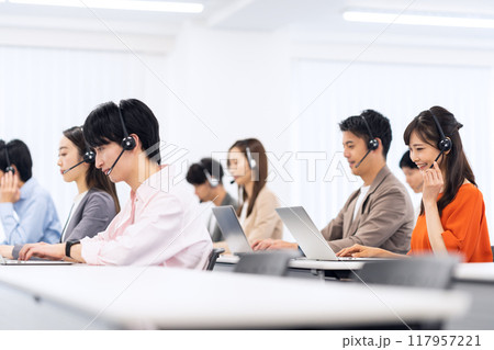 セミナーを受ける若い男女 117957221