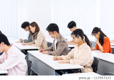 セミナーを受ける若い男女 セミナーを受ける若い男女 117957225