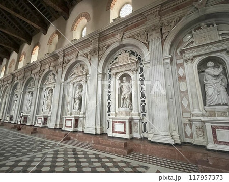 教会の中にある石造 117957373