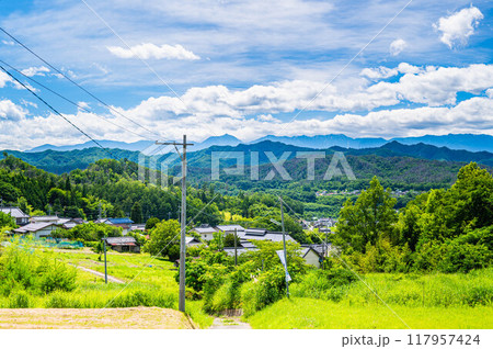 筑北村から眺める青柳宿と山岳風景　 117957424