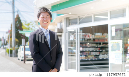 店舗の前に立つビジネスマン 117957671