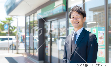 店舗の前に立つビジネスマン 117957675