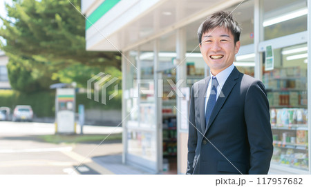 店舗の前に立つビジネスマン 117957682