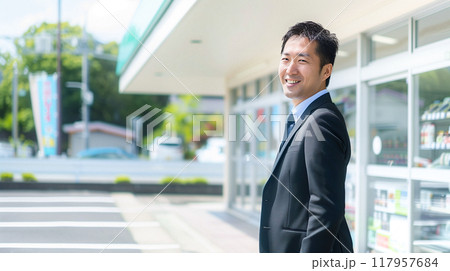 店舗の前に立つビジネスマン 117957684