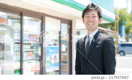 店舗の前に立つビジネスマン 117957687