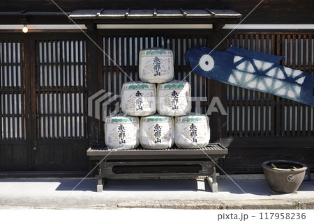 中津川宿の古い酒蔵 玄関前の酒樽と季節の飾りつけ 中津川宿の古い酒蔵 玄関前の酒樽と季節の飾りつけ 117958236