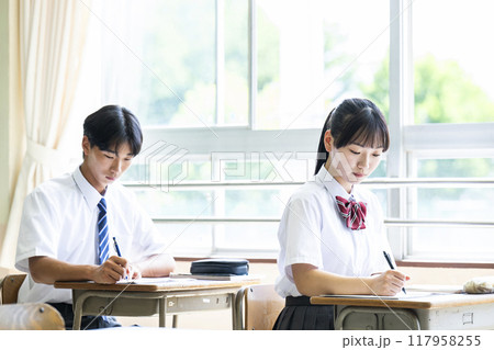 授業 教室 男女 高校 中学校 真剣 授業 教室 男女 高校 中学校 真剣 117958255