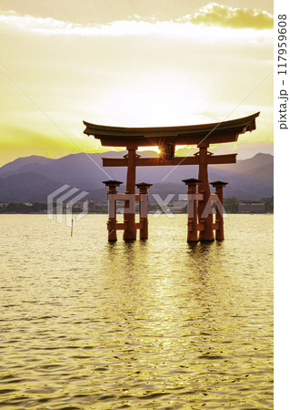 日本三景のひとつである嚴島神社の大鳥居(広島県廿日市市宮島町) 日本三景のひとつである嚴島神社の大鳥居(広島県廿日市市宮島町) 117959608