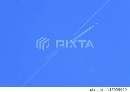 日本の横浜都市景観 猛烈な暑さが続く日本列島…青空に映える飛行機雲…＝9月2日 117959629