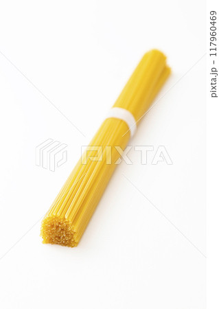 白背景にスパゲッティーニ 白背景にスパゲッティーニ 117960469