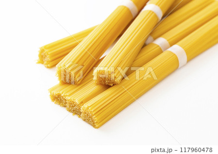 白背景にスパゲッティーニ 117960478