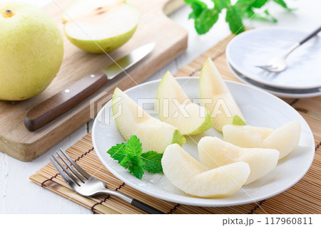 シャキッとした食感 二十世紀梨 （ カットイメージ ） 117960811