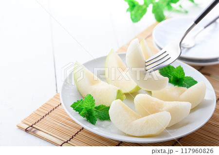 シャキッとした食感 二十世紀梨 （ カットイメージ ） 117960826