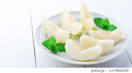 シャキッとした食感 二十世紀梨 （ カットイメージ ） 117960834