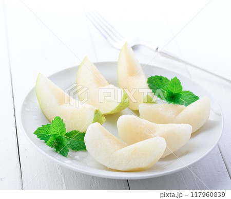 シャキッとした食感 二十世紀梨 （ カットイメージ ） 117960839