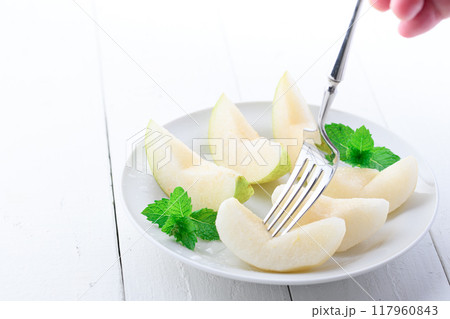 シャキッとした食感 二十世紀梨 （ カットイメージ ） 117960843