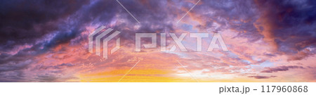 2024年8月31日台風10号の後の夕焼け空のパノラマ 117960868
