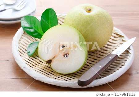 シャキッとした食感 二十世紀梨 ( 木目背景 ) シャキッとした食感 二十世紀梨 ( 木目背景 ) 117961113