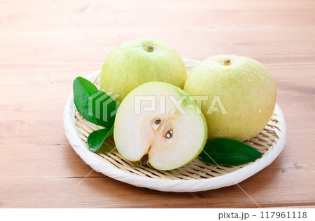 シャキッとした食感 二十世紀梨 （ 木目背景 ） 117961118