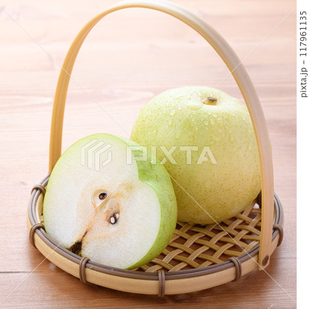 シャキッとした食感 二十世紀梨 ( 木目背景 ) シャキッとした食感 二十世紀梨 ( 木目背景 ) 117961135