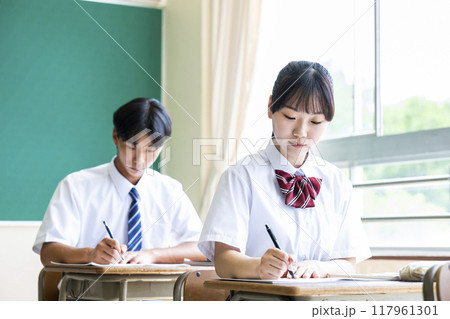 授業 教室 男女 高校 中学校 真剣 授業 教室 男女 高校 中学校 真剣 117961301