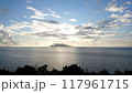 夕日を含んだ雲と島 117961715