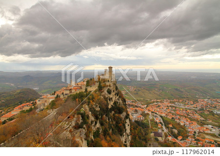 イタリアに囲まれたサンマリノ共和国 世界遺産ティターノ山断崖のロッカグアイタ城砦と麓の街並み イタリアに囲まれたサンマリノ共和国 世界遺産ティターノ山断崖のロッカグアイタ城砦と麓の街並み 117962014
