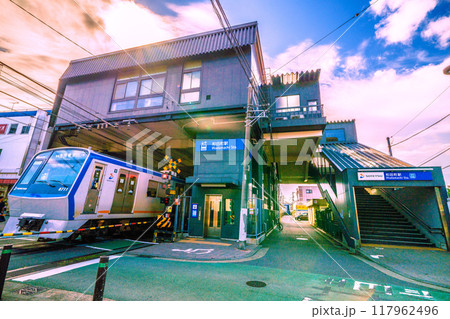 日本の横浜都市景観　8月。SOTETSU　和田町駅や電車などを望む＝令和6年8月24日 117962496