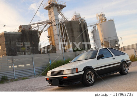 工場をバックに映えるお気に入りの愛車 117962738