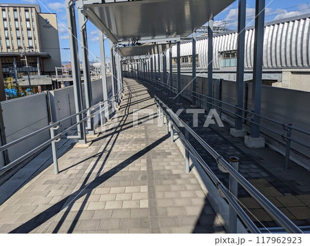京都梅小路の貨物用連絡線の廃線跡を活用した歩道橋から見た風景 京都梅小路の貨物用連絡線の廃線跡を活用した歩道橋から見た風景 117962923