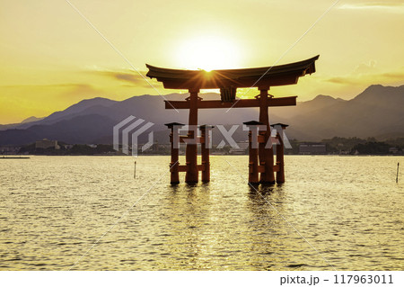 日本三景のひとつである嚴島神社の大鳥居（広島県廿日市市宮島町） 117963011
