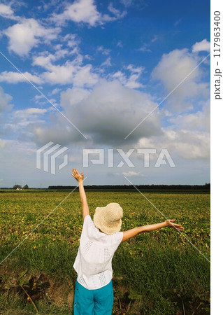 初夏、夏、初秋、北海道、十勝平野、帯広付近、士幌、士幌の畑、広い畑、地平線、気分爽快、旅女子 117963400