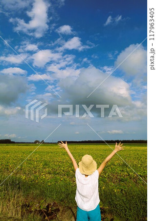 初夏、夏、初秋、北海道、十勝平野、帯広付近、士幌、士幌の畑、広い畑、地平線、気分爽快、旅女子 117963405