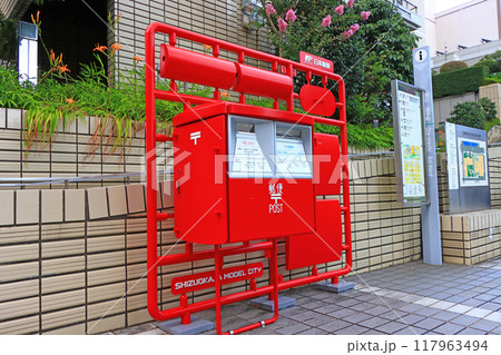 静岡市役所前に設置されているプラモデル風ポストの風景 117963494