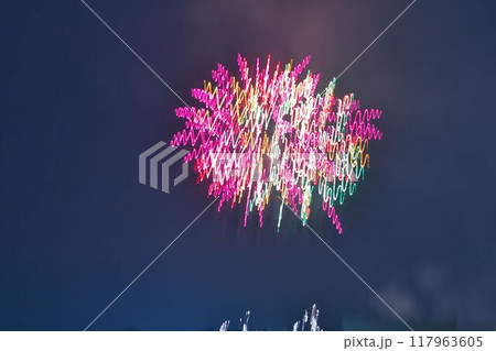 ピンク色に輝く花火 ピンク色に輝く花火 117963605