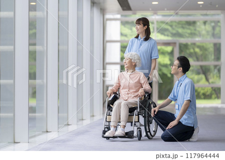 シニア女性と介護スタッフ 117964444