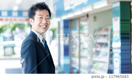 店舗の前に立つビジネスパーソン 117965083